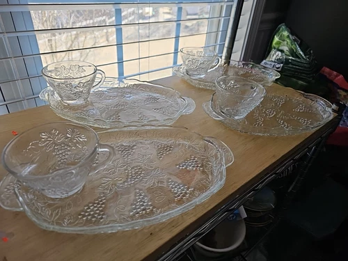 Vintage 8 Piece Anchor Hocking Snack Plates W/cups Grape Pattern Original Box