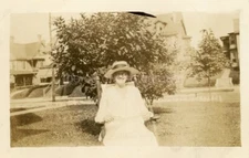 EARLY 20th CENTURY Antique FOUND PHOTO Snapshot bw VINTAGE WOMAN Old 54 LA 83 M