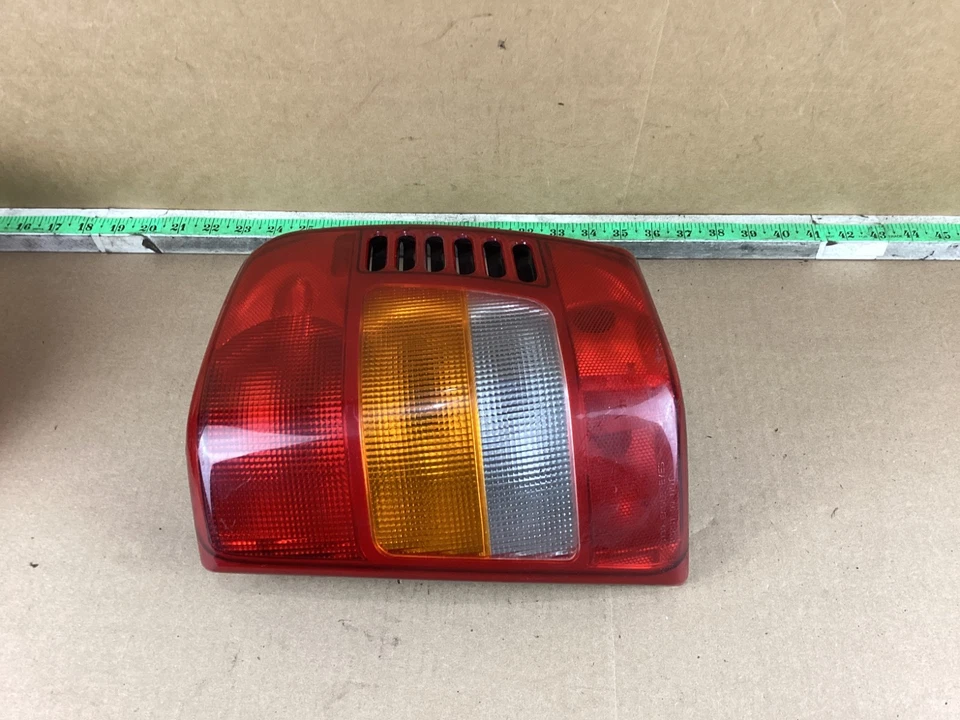 Conjunto de luces traseras laterales para pasajero trasero derecho Jeep Grand Cherokee 1999-2002 OEM Foto 4 de 4