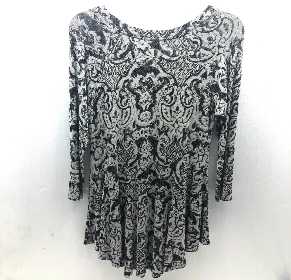 Blusa feminina Tianello M preta branca em forma de V bainha com babados - Imagem 2 de 4
