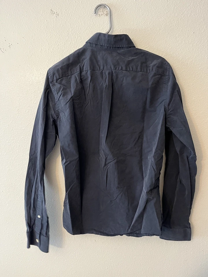 Camisa Abercrombie & Fitch Para Hombres Azul Marino Abotonada Manga Larga Ajuste Muscular Mediana Foto 3 de 4