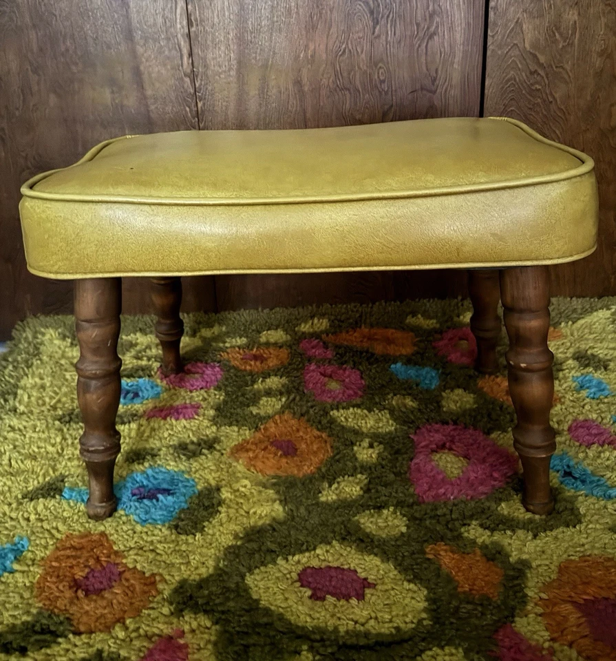 Reposapiés otomano vintage MCM vinilo color mostaza patas esculpidas Foto 4 de 4