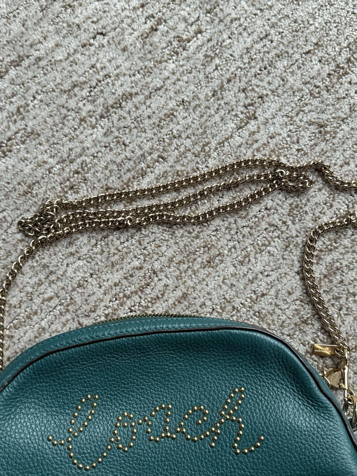 Borsa Coach a tracolla con borchie e scritta verde viridiana oro acqua