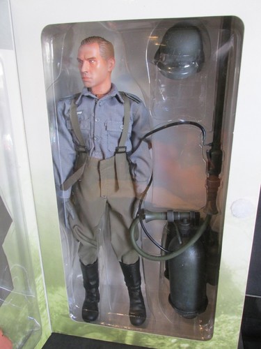 Dragon 1/6TH scale WW 11 BELORUSSIA 1942 HEER FLAMMENWERFER " WILLI " - Picture 3 of 3
