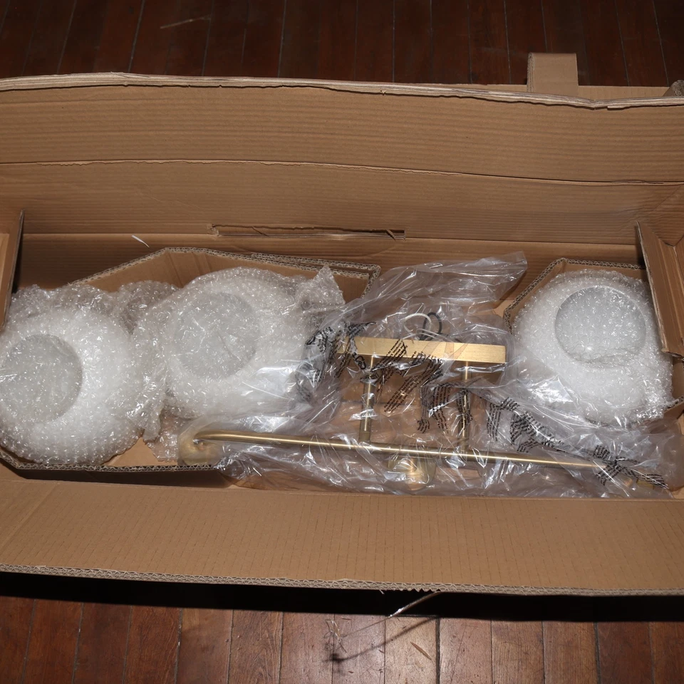 Luz de tocador de baño de 3 luces Generation Lighting con pantallas de vidrio opalino 25" Foto 3 de 4