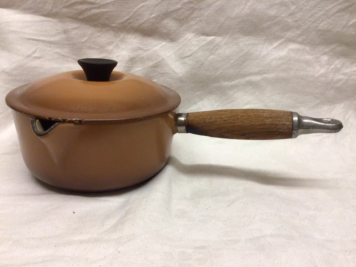 Vintage Le Creuset Round 16 cm Saucepan Sauce Pan With Lid and Spout. Brown