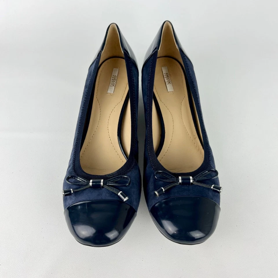 Bomba de tacón ancho Geox Carey para mujer D54V8A azul gamuza charol puntera talla 41 EE. UU. 10,5 Foto 2 de 4
