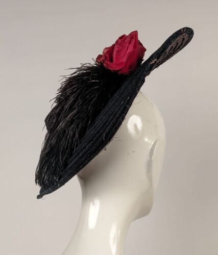 VICTORIAN LATE 19TH C SPIRAL PIPED VELVET PANCAKE HAT W FLORAL + FEATHER - Picture 1 of 7
