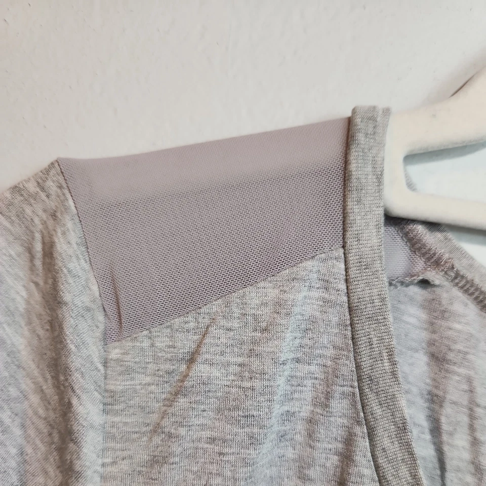 Camiseta deportiva a rayas con brillo con logotipo de Bebe, color (gris jaspeado) talla L Foto 3 de 4