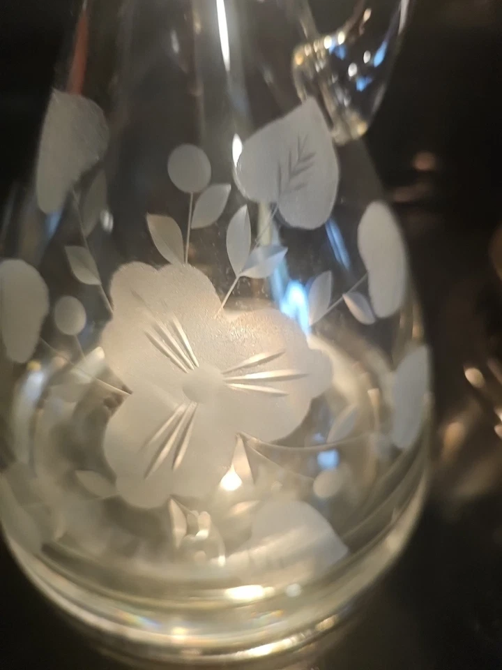 Decantador de whisky de vino vintage con mango y grabado floral. Foto 4 de 4