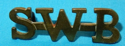 WW1 ERA SWB SOUTH WALES BORDERERS BRASS MILITARY SHOULDER TITLE BADGE - 2 LUGS