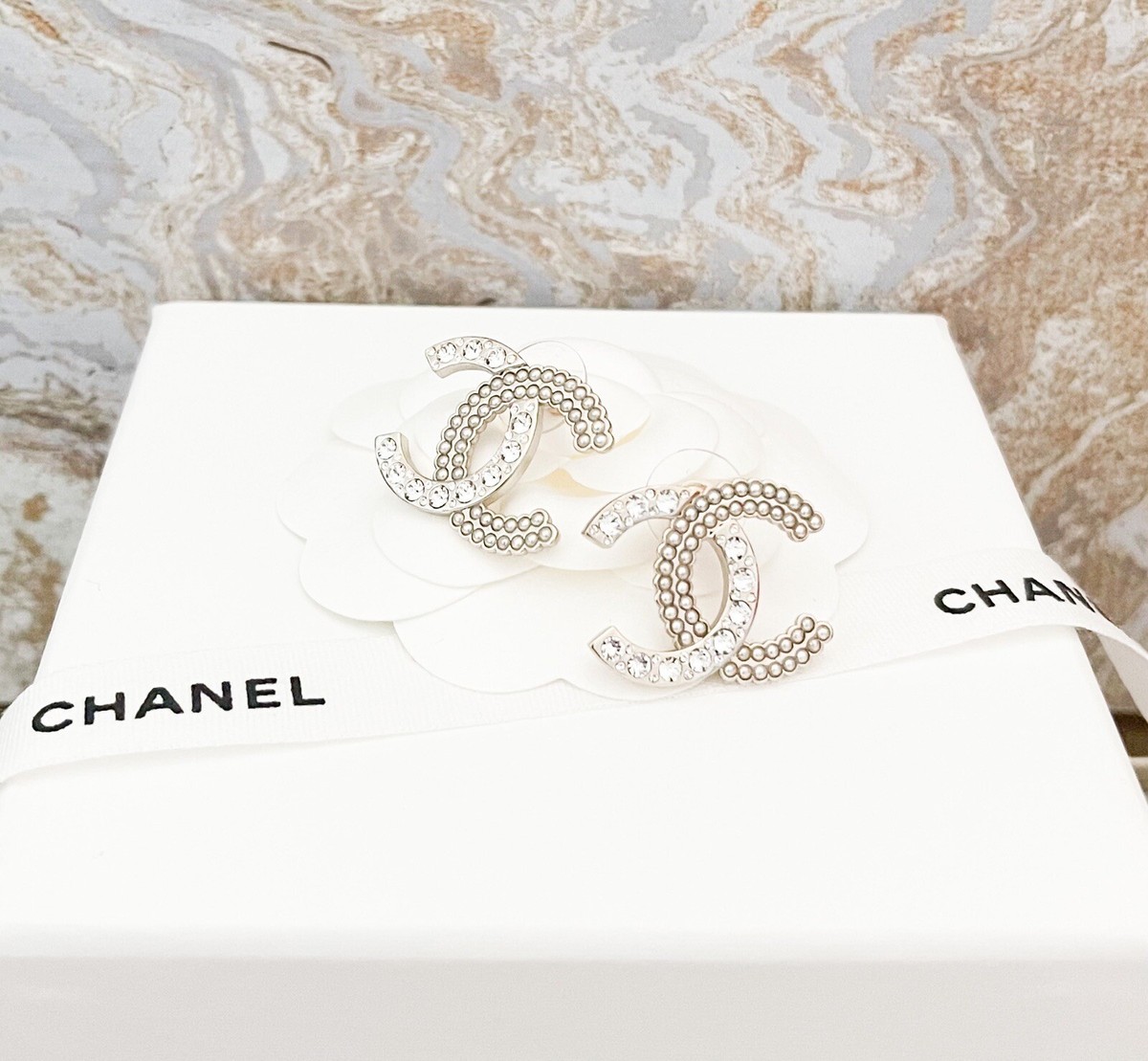 CHANEL ベージュ オープントゥ ウェッジヒール ベージュ ゴールドチェーン Chanel 38 Wedge Sandal Suede Shoes 2021 Cruise Collection