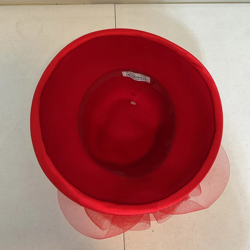 Sombrero de satén de fieltro rojo intenso original de Ruby Taylor lentejuelas raro años 60 Foto 4 de 4