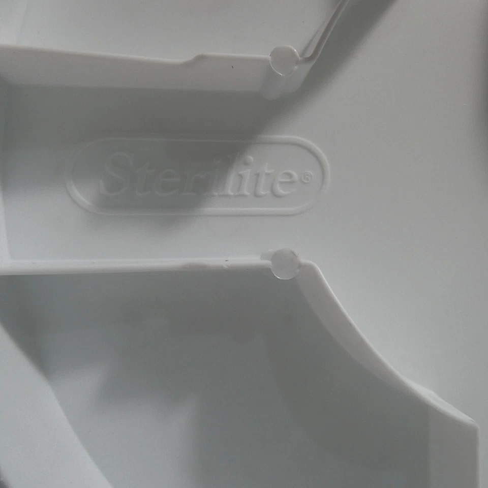 Servidor de bolo Sterilite comporta porta-bolos redondo de 12 pol. com tampa alça branca - Imagem 4 de 4