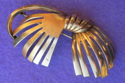 Broche Ancienne En Métal Doré Des Années 1940 - Occasion Vintage