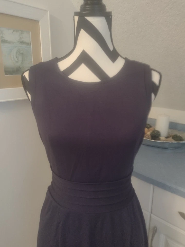 Vestido Great 41 Hawthorn Sin Mangas Ajuste y Acampanado Azul Oscuro Talla MEDIANO Foto 2 de 3