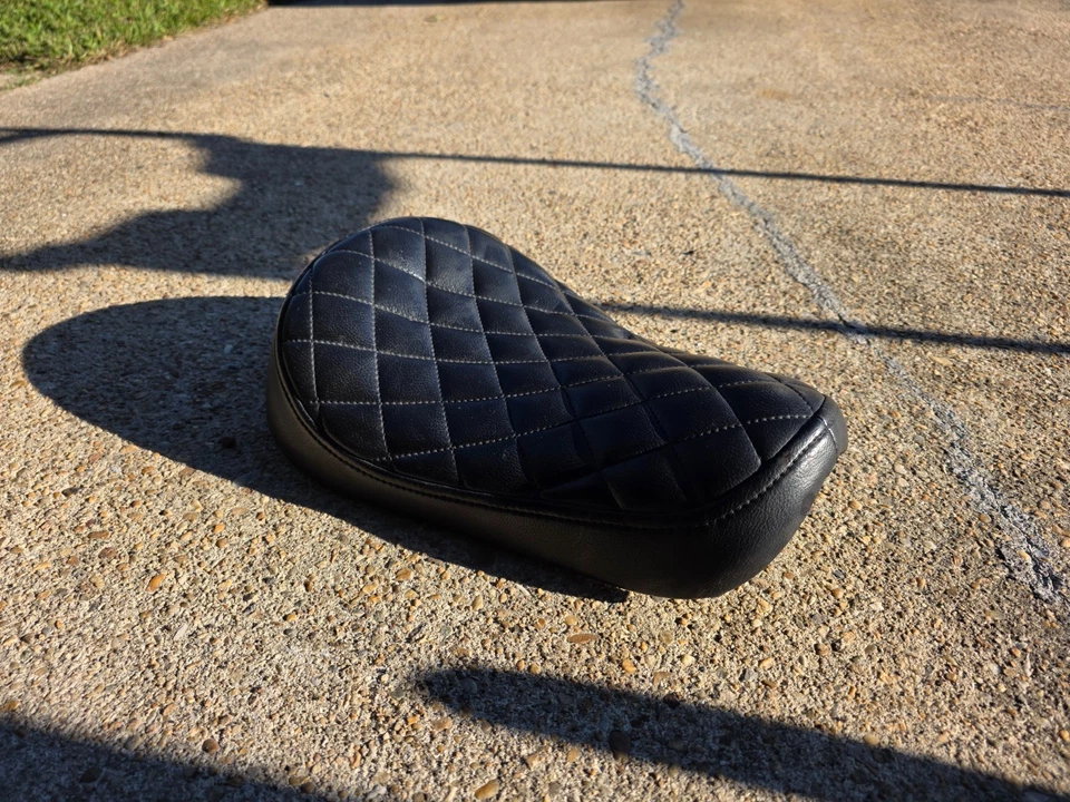 Asiento individual Black Diamond Stitch La Pera para Harley Sportster Foto 3 de 4