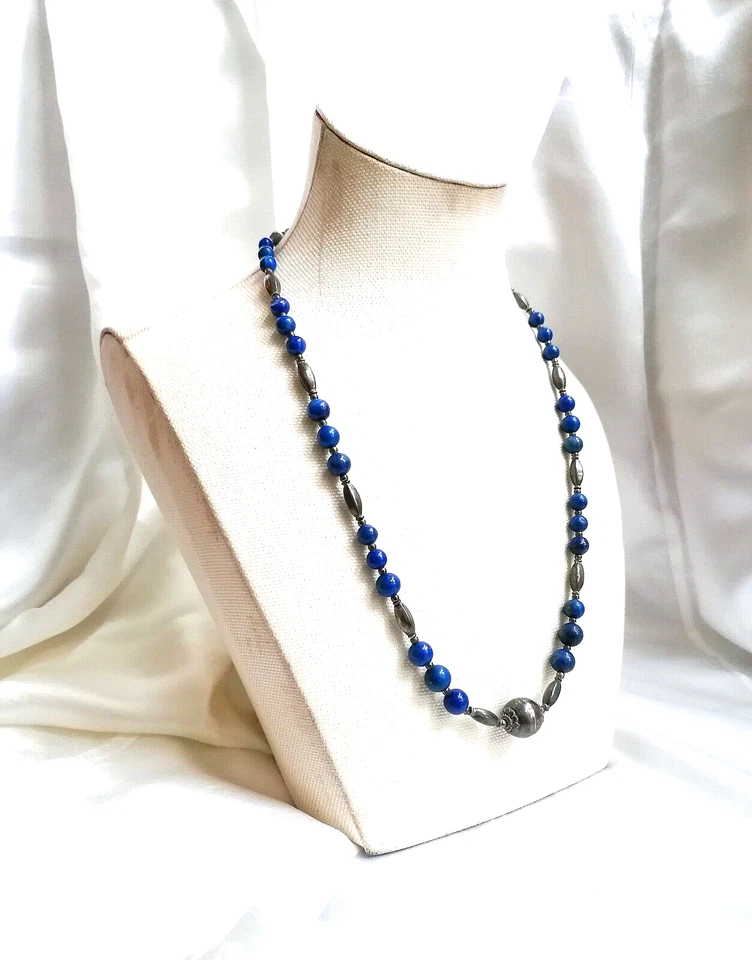 IMPORTANTE ANTICA COLLANA ETNICA IN LAPISLAZZULO ED ELEMENTI IN ARGENTO. - Immagine 4 di 4