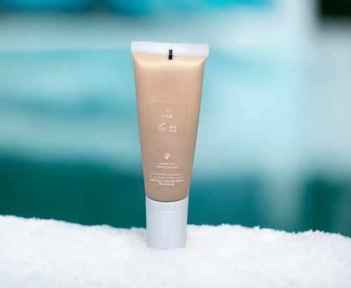 Huda Beauty Glowish Multidew Skin Tint - 01 Fair (1.35 fl oz) NWOB - Picture 3 of 8