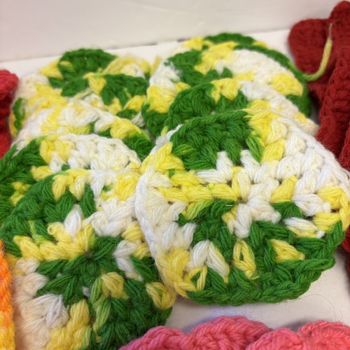 34 bunte Granny Squares rund Blumen gehäkelt Projekt Stücke - Bild 5 von 8