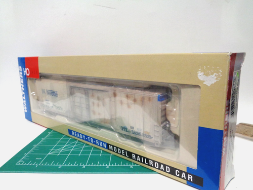 Walthers HO Custom Weathered w/Graffiti 70' Cryogenic Reefer BNSF/Nestle #790002 - Picture 3 of 11