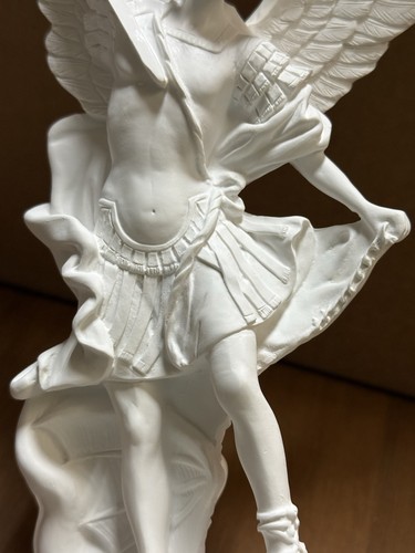 "Arcángel San Miguel derrotando a Satanás bueno vs mal catolicismo estatua 12"" HGHT" - Imagen 4 de 15