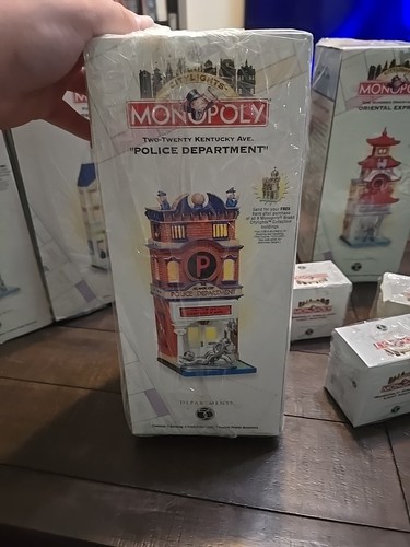 D56 Vintage 7 Edifici Reparto 56 Hasbro Monopoly Luci Città, 5 Adattatori - Foto 12 di 22