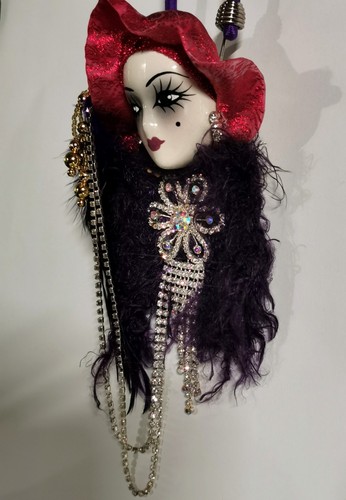 Porzellan Damen Gesicht Brosche roter Hut lila Federn mit Strass 4,5" Vintage - Bild 6 von 13