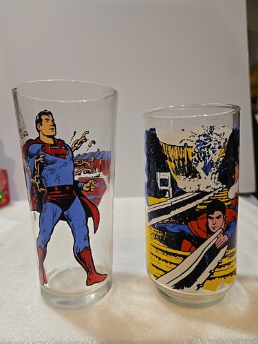 2 Vtg. 1975 & 1978 Pepsi Superman DC Comics Superhero Collectible Glasses - Picture 1 of 9