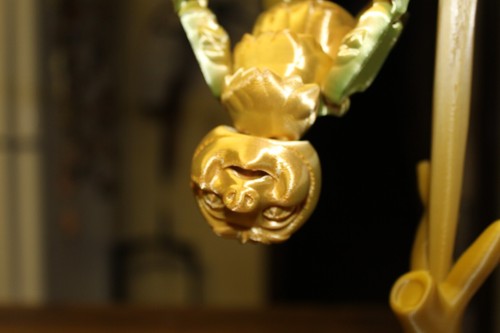 3D-gedrucktes sensorisches Faultier Zappelspielzeug mit 11 Zoll Astständer Gold und Grün - Bild 1 von 5