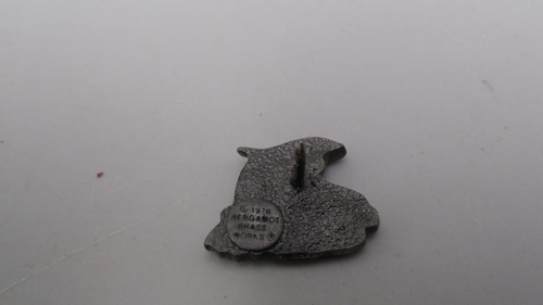 Vintage 1978 Bergamot Brass Works Pod Of Dolphins Swimming Animal Hat Lapel Pin - Picture 3 of 4