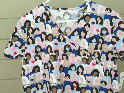 I love Scrubs Top Size Small Face Mask Print Healthcare Heros Colorful Artsy NEW - Picture 2 of 10