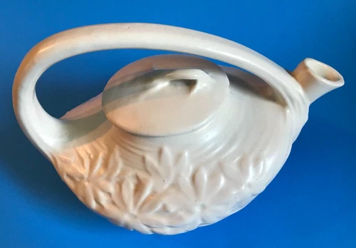 VINTAGE ~ McCOY POTTERY ~ MATTE WHITE DAISY TEAPOT WITH LID ~ USA