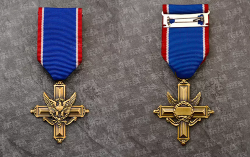 Distinguished SERVICE CROSS (DSC) US ARMY MEDAL LAPEL PIN USA RIBBON - Imagen 2 de 5