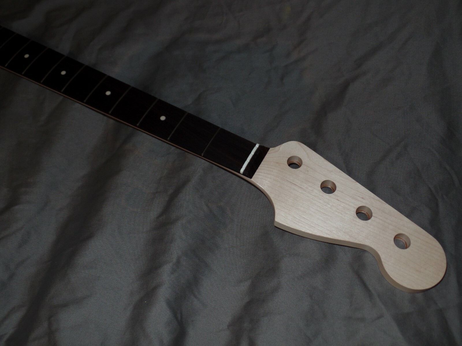 NOS P BASS Fender Lic maple Neck will fit precision mjt usa 70s vintage body NOS P BASS Fender Lic maple Neck will fit precision mjt usa 70s vintage body