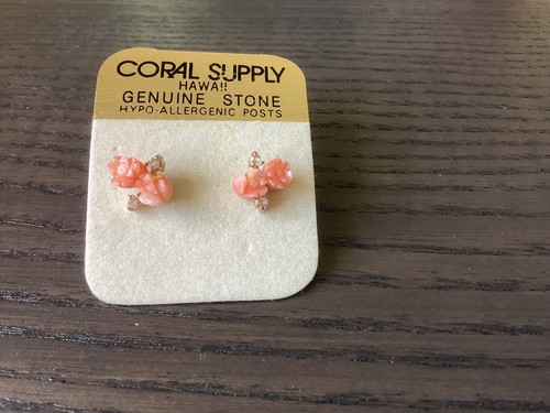 Neue Koralle geschnitzte Rosenknospe Ohrstecker mit Strass Korallenvorrat Hawaii - Bild 2 von 4