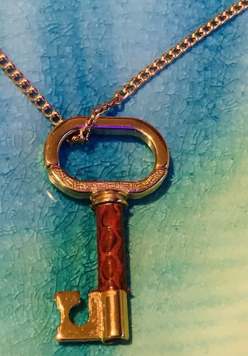 π Vintage 1960-80s - Gold-Tone Skeleton Key / Pendant Necklace β Red Enamel Key - Picture 8 of 16