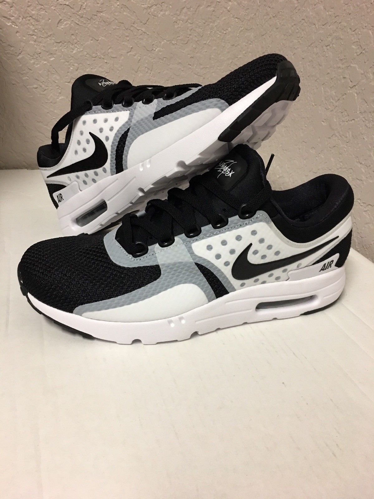 Nike Air Max Men's Zero Essential 876070-101 White / Black NEW AUTHENTIC 876070-101 Essential Sz 10.5 0508f5 Nike Air Max Men's Zero Essential 876070-101 White / Black NEW AUTHENTIC 876070-101 Essential Sz 10.5 0508f5