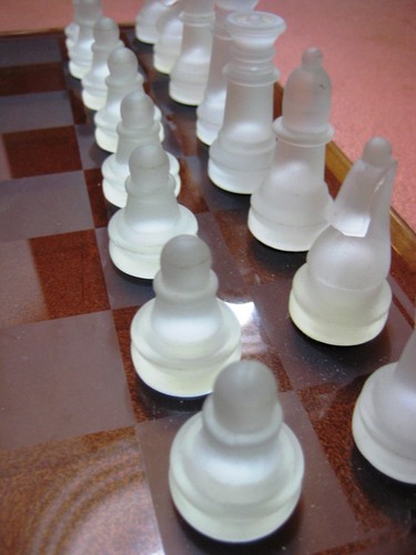 Glass Chess Set and Game Board Frosted and Clear 2-1/2" King - Bild 4 von 4
