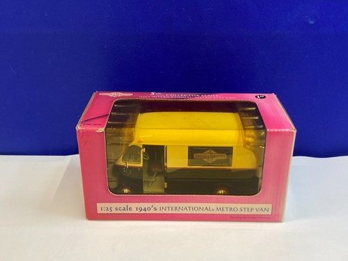 FIRST GEAR 1/25 BRIGGS & STRATTON 1940'S INTERNATIONAL METRO STEP VAN 49-0156C - Picture 8 of 15
