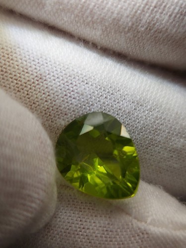 Neon green Peridot gemstone - faceted natural Chrysolite 5.75 CTS - Bild 8 von 10