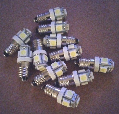 ✅ 10 x 12v E10 MES LED 5 SMD SCREW FIT Land Rover MGB Triumph Morris Jaguar Mini - Picture 1 of 5