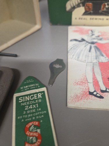 Máquina de coser vintage Singer modelo 20 con caja original e instrucciones - Imagen 10 de 15