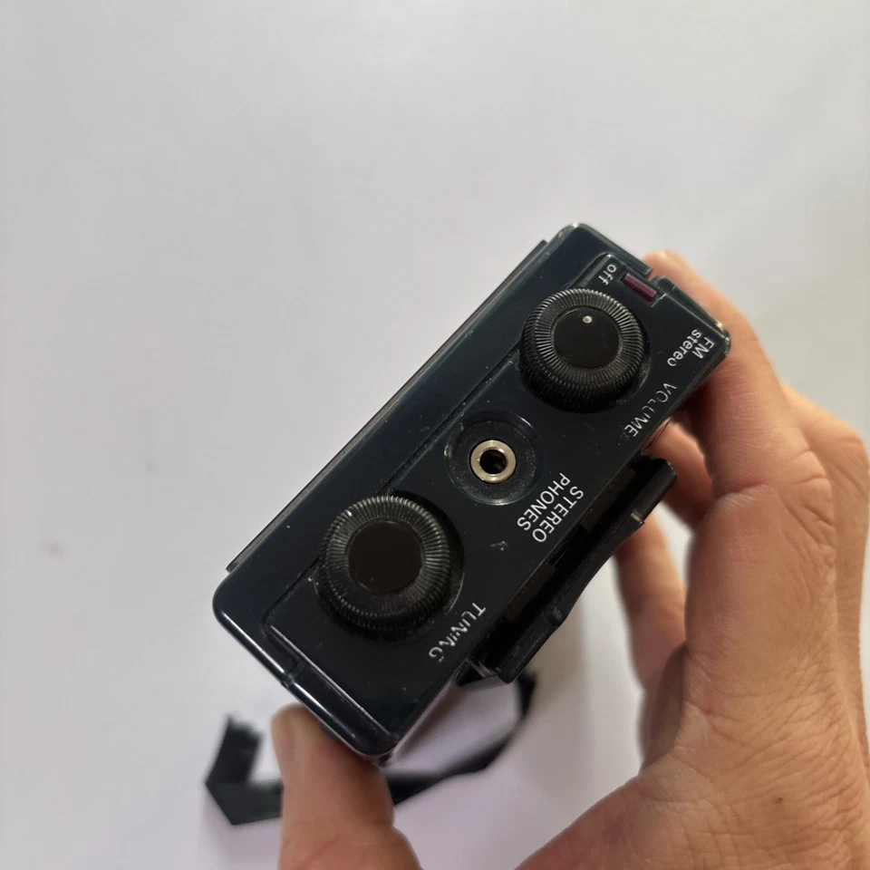 Realistic AM/FM Stereo Mate Portable Radio Vintage Retro *Missing Battery Lid - Image 3 of 4