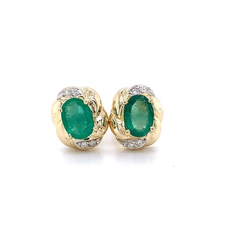 Boucles d'oreilles clous or jaune 14 carats taille ovale émeraude avec taille unique diamant blanc accent