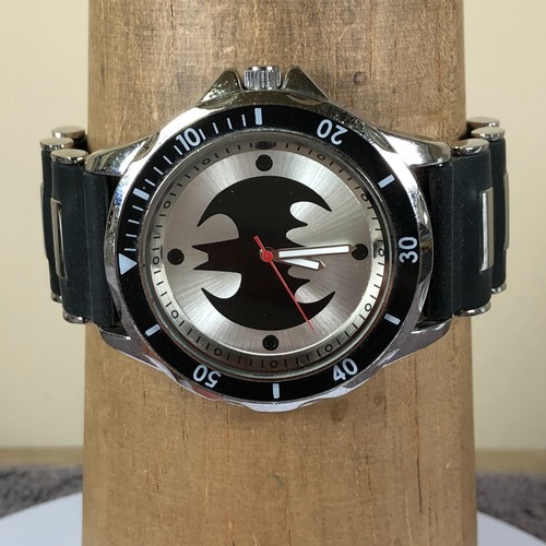 Reloj de cuarzo Accutime para hombre BAT9062 DC Comic Batman correa de goma negra 44 mm 8" - Imagen 2 de 10
