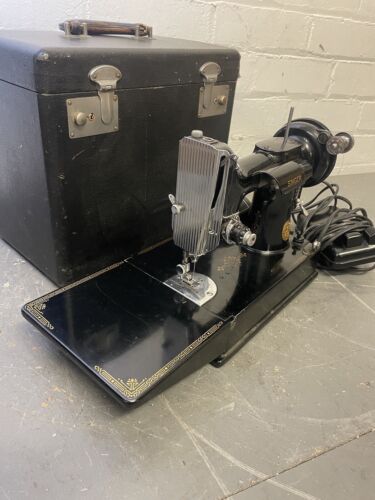 Vintage Singer Featherweight 221K Sewing Machine & Accessories 1946 - Picture 2 of 20