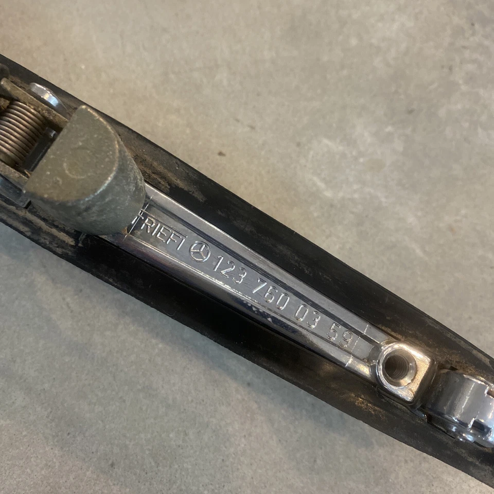 77-85 Mercedes W123 300D 280E Manija de puerta exterior trasera derecha o izquierda OEM Foto 2 de 4