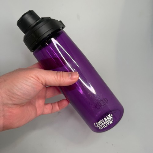 Botella de agua Camelbak MagChute 24 oz. Púrpura libre de BPA USADO EN EXCELENTE ESTADO - Imagen 4 de 17