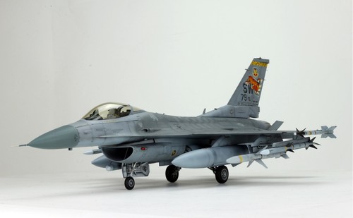 Preventa F-16CJ Bloque 50P Viper/con Motor y Armas Completas 1:32 Modelo Construido Pro - Imagen 11 de 24